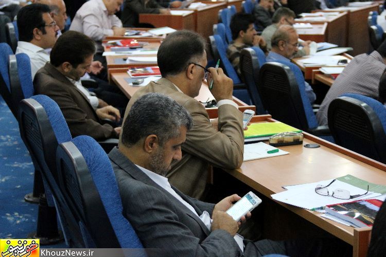 گوشی های موبایل بلای جان جلسات استانداری خوزستان