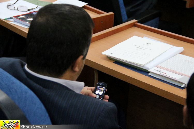 گوشی های موبایل بلای جان جلسات استانداری خوزستان