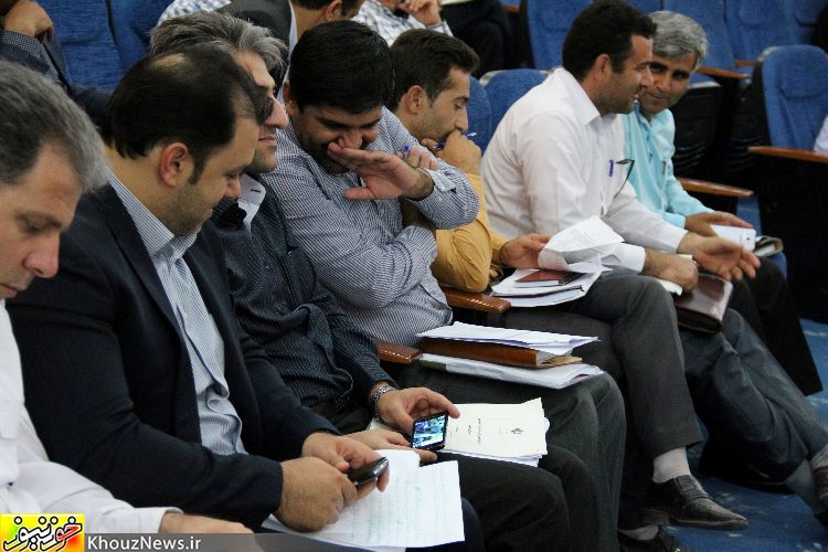 گوشی های موبایل بلای جان جلسات استانداری خوزستان