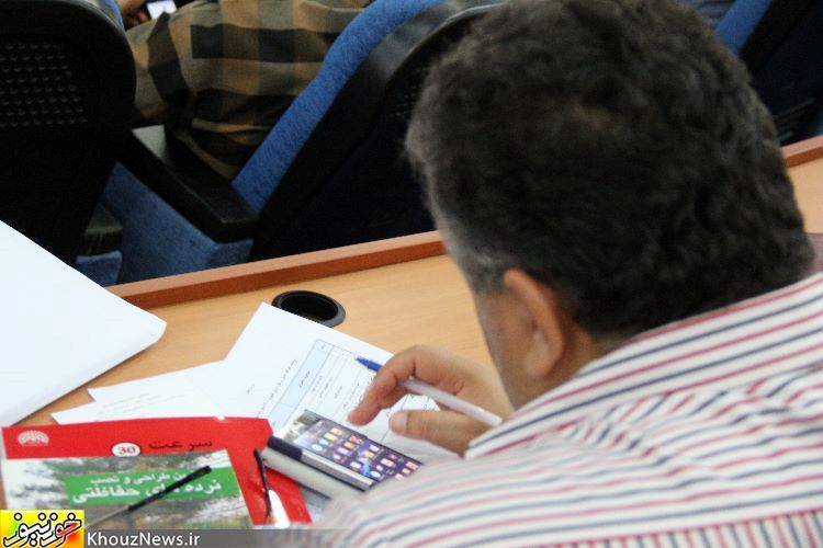 گوشی های موبایل بلای جان جلسات استانداری خوزستان