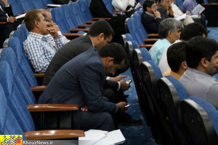 گوشی های موبایل بلای جان جلسات استانداری خوزستان