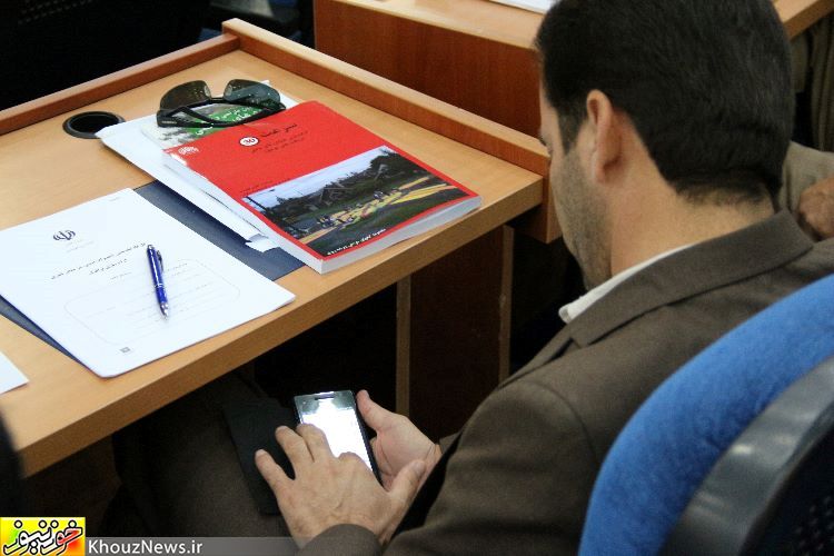 گوشی های موبایل بلای جان جلسات استانداری خوزستان