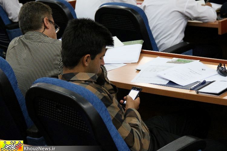 گوشی های موبایل بلای جان جلسات استانداری خوزستان
