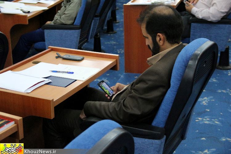 گوشی های موبایل بلای جان جلسات استانداری خوزستان