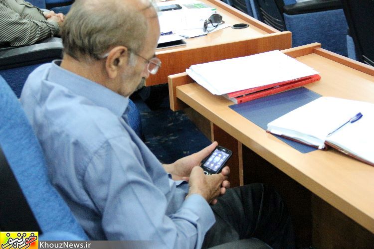 گوشی های موبایل بلای جان جلسات استانداری خوزستان