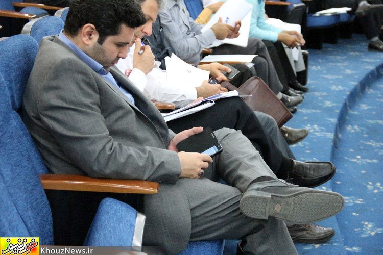 گوشی های موبایل بلای جان جلسات استانداری خوزستان