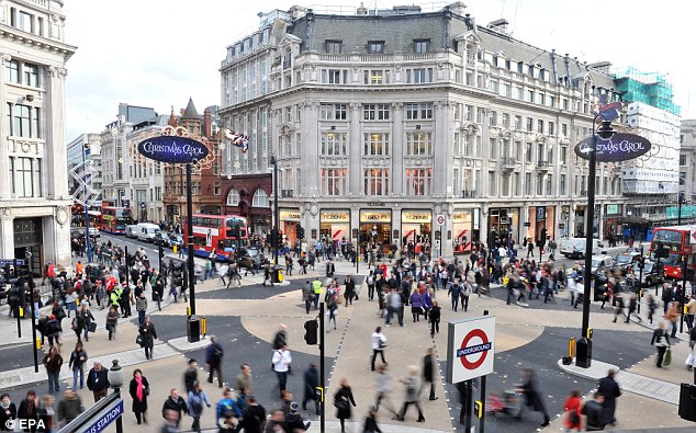 london1408588914746_wps_1_Pedestrians_walk_through_